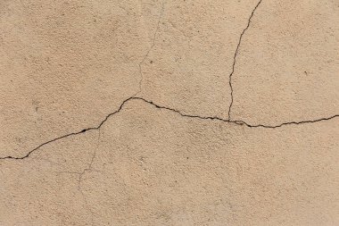 Bir eski yıkılan duvarın büyük büyük çatlaklar. Çatlamak yaratıcı tasarım için arka plan olarak eski bir duvarda arka plan. Bina deprem ve kasırga sonra kırık duvar yıkıldı