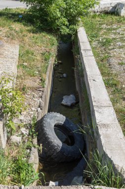 Çimento boşaltmak için zemin kırık boru hattından girerek kirli kanalizasyon kirlilik neden olur. Şehir sokak tarafındaki kirli kanalizasyon boşaltma için çimento kanalı. salgın ekolojik sorunu