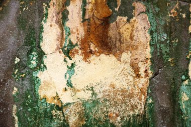 Alçı tuğla duvarın boş eski sanat dokusu. Yaprak dokusuyla boyanmış taş tuğla duvarın çatlaklarıyla kötü çizilmiş yüzey. Hasarlı alçıyla binanın ön cephesini ovaladım.