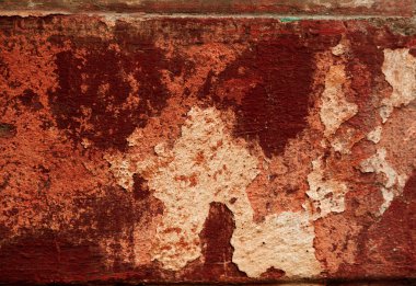 Alçı tuğla duvarın boş eski sanat dokusu. Yaprak dokusuyla boyanmış taş tuğla duvarın çatlaklarıyla kötü çizilmiş yüzey. Hasarlı alçıyla binanın ön cephesini ovaladım.