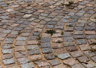 Bozuk asfalt yol çukurların, eski taş yol, kaldırım taşı, kaldırım taşı döşeli. Kötü yol tehlikelidir. Yaya yolu üzerindeki kırık parke döşeme