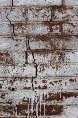 Bir eski yıkılan duvarın büyük büyük çatlaklar. Çatlamak yaratıcı tasarım için arka plan olarak eski bir duvarda arka plan. Bina deprem ve kasırga sonra kırık duvar yıkıldı