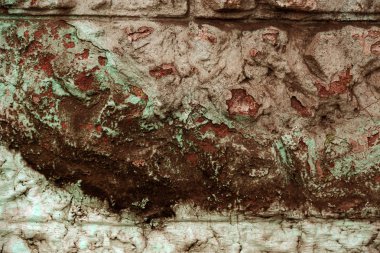 Alçı tuğla duvarın boş eski sanat dokusu. Yaprak dokusuyla boyanmış taş tuğla duvarın çatlaklarıyla kötü çizilmiş yüzey. Hasarlı alçıyla binanın ön cephesini ovaladım.