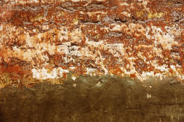 Alçı tuğla duvarın boş eski sanat dokusu. Yaprak dokusuyla boyanmış taş tuğla duvarın çatlaklarıyla kötü çizilmiş yüzey. Hasarlı alçıyla binanın ön cephesini ovaladım.