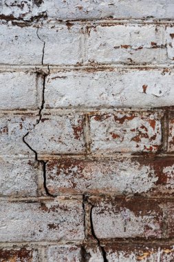 Bir eski yıkılan duvarın büyük büyük çatlaklar. Çatlamak yaratıcı tasarım için arka plan olarak eski bir duvarda arka plan. Bina deprem ve kasırga sonra kırık duvar yıkıldı