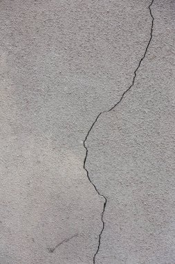 Bir eski yıkılan duvarın büyük büyük çatlaklar. Çatlamak yaratıcı tasarım için arka plan olarak eski bir duvarda arka plan. Bina deprem ve kasırga sonra kırık duvar yıkıldı