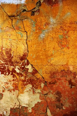 Alçı tuğla duvarın boş eski sanat dokusu. Yaprak dokusuyla boyanmış taş tuğla duvarın çatlaklarıyla kötü çizilmiş yüzey. Hasarlı alçıyla binanın ön cephesini ovaladım.