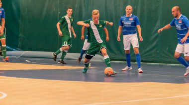 Odessa, Ukrayna - 28 Temmuz 2018: Tanımlanamayan yerel takım parke zemin üzerinde mini-futbol turnuvasında oynayan oyuncuların