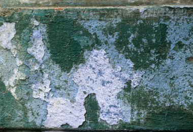 Alçı tuğla duvarın boş eski sanat dokusu. Yaprak dokusuyla boyanmış taş tuğla duvarın çatlaklarıyla kötü çizilmiş yüzey. Hasarlı alçıyla binanın ön cephesini ovaladım.