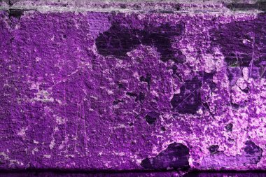 Alçı tuğla duvarın boş eski sanat dokusu. Yaprak dokusuyla boyanmış taş tuğla duvarın çatlaklarıyla kötü çizilmiş yüzey. Hasarlı alçıyla binanın ön cephesini ovaladım.