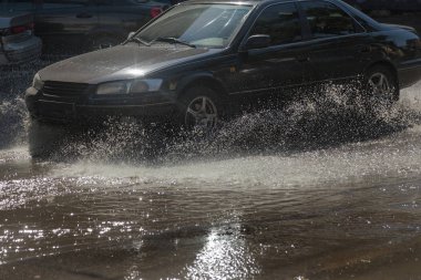 ağır yağmur sonrası ile sular altında sokak sürme araba
