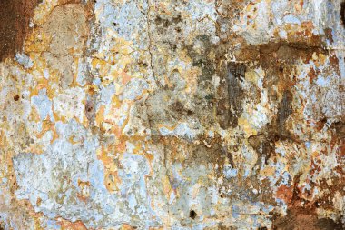 Alçı tuğla duvarın boş eski sanat dokusu. Yaprak dokusuyla boyanmış taş tuğla duvarın çatlaklarıyla kötü çizilmiş yüzey. Hasarlı alçıyla binanın ön cephesini ovaladım.