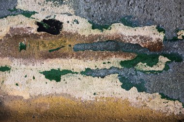 Alçı tuğla duvarın boş eski sanat dokusu. Yaprak dokusuyla boyanmış taş tuğla duvarın çatlaklarıyla kötü çizilmiş yüzey. Hasarlı alçıyla binanın ön cephesini ovaladım.