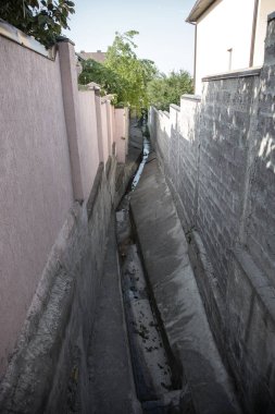 Kirli su, kanalizasyon atık borusu yoluyla donatısız bir plajda denize boşalttı. Kirliliği çevre, ekolojik felaket. Çevre kirliliğinin çevre sorunu