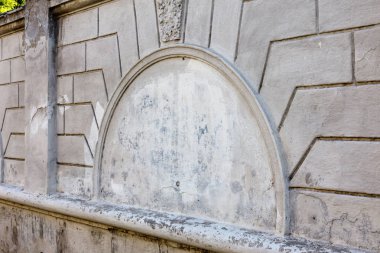 Tuğla duvar. Eski peeling beyaz boya kaba kırık duvardan temizler. Çatlaklar, çizikler, temizlik eski boya ve sıva arka plan üzerinde eski duvar çimento. perspektif içinde çimento taş duvar eski