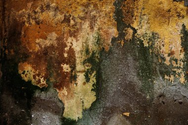 Alçı tuğla duvarın boş eski sanat dokusu. Yaprak dokusuyla boyanmış taş tuğla duvarın çatlaklarıyla kötü çizilmiş yüzey. Hasarlı alçıyla binanın ön cephesini ovaladım.