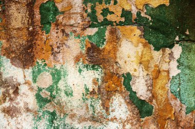 Alçı tuğla duvarın boş eski sanat dokusu. Yaprak dokusuyla boyanmış taş tuğla duvarın çatlaklarıyla kötü çizilmiş yüzey. Hasarlı alçıyla binanın ön cephesini ovaladım.