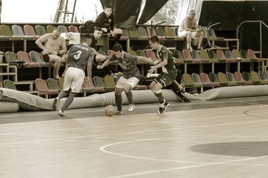 Odessa, Ukrayna - 28 Temmuz 2018: Tanımlanamayan yerel takım parke zemin üzerinde mini-futbol turnuvasında oynayan oyuncuların