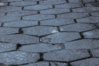 Bozuk asfalt yol çukurların, eski taş yol, kaldırım taşı, kaldırım taşı döşeli. Kötü yol tehlikelidir. Yaya yolu üzerindeki kırık parke döşeme