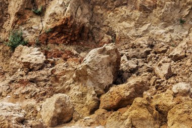 Çevreye zararlı bir bölgede dağ heyelan. Yeryüzündeki büyük çatlaklar, toprak yolu kapatan büyük katmanların inişi. Dağ yamacının yamacında baraj tehlikesi