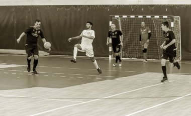 Odessa, Ukrayna - 28 Temmuz 2018: Tanımlanamayan yerel takım parke zemin üzerinde mini-futbol turnuvasında oynayan oyuncuların