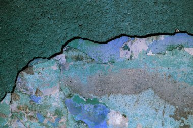 Alçı tuğla duvarın boş eski sanat dokusu. Yaprak dokusuyla boyanmış taş tuğla duvarın çatlaklarıyla kötü çizilmiş yüzey. Hasarlı alçıyla binanın ön cephesini ovaladım.