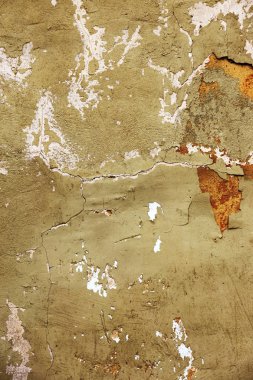 Alçı tuğla duvarın boş eski sanat dokusu. Yaprak dokusuyla boyanmış taş tuğla duvarın çatlaklarıyla kötü çizilmiş yüzey. Hasarlı alçıyla binanın ön cephesini ovaladım.