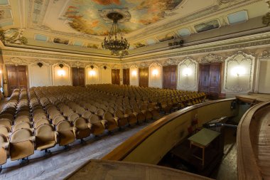 SSCB'in eski il Sovyet tiyatro, mistik iç. Sıva belgeleme, duvar ve tavan nostaljik resmini devrimci geçmiş SSCB parçaları ile. Lüks İmparatorluk tarzı iç