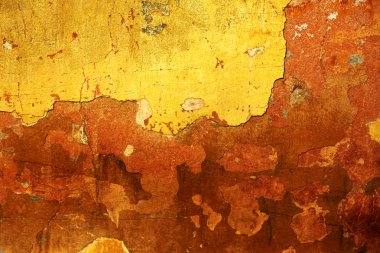 Alçı tuğla duvarın boş eski sanat dokusu. Yaprak dokusuyla boyanmış taş tuğla duvarın çatlaklarıyla kötü çizilmiş yüzey. Hasarlı alçıyla binanın ön cephesini ovaladım.