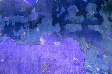 Alçı tuğla duvarın boş eski sanat dokusu. Yaprak dokusuyla boyanmış taş tuğla duvarın çatlaklarıyla kötü çizilmiş yüzey. Hasarlı alçıyla binanın ön cephesini ovaladım.