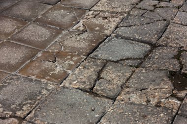 Bozuk asfalt yol çukurların, eski taş yol, kaldırım taşı, kaldırım taşı döşeli. Kötü yol tehlikelidir. Yaya yolu üzerindeki kırık parke döşeme