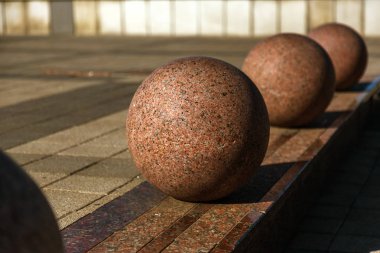 Bir şehir sokak taş topları. Şehir tasarım kare. Büyük sokak doğal granit küreler büyük çatlaklar dekoratif hükümdarı. Granit taş küre yüzeyinde çatlaklar