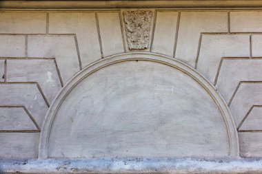 Tuğla duvar. Eski peeling beyaz boya kaba kırık duvardan temizler. Çatlaklar, çizikler, temizlik eski boya ve sıva arka plan üzerinde eski duvar çimento. perspektif içinde çimento taş duvar eski