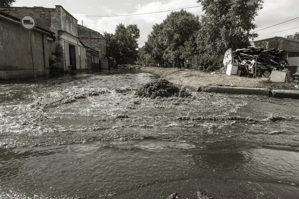 Water Flows Out Road Sewage Hatch Drainage Fountain Sewage Accident — Stock Photo, Image