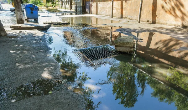 Víz Alatt Heves Esőzések Eltömődés Utcai Szennyvíz Áramlását Közben Egy — Stock Fotó