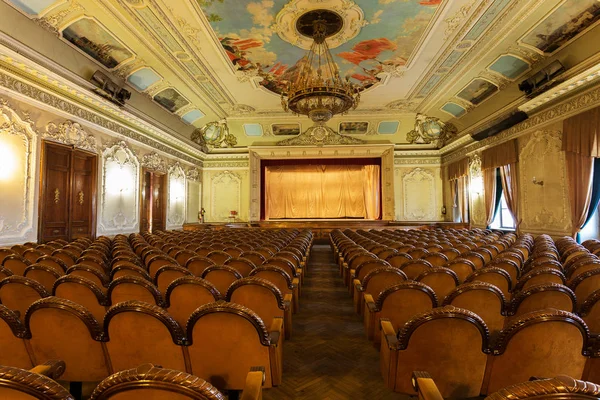 Mystiska Inre Gamla Provinsiella Sovjetiska Teater Ussren Stuckatur Fresker Nostalgisk — Stockfoto