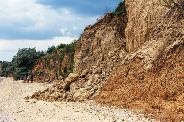 Deslizamiento Montaña Una Zona Ambientalmente Peligrosa Grandes Grietas Tierra Descenso — Foto de Stock