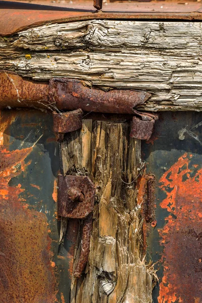 在乌克兰多瑙河港口的旧的破旧木架上的旧生锈的铁系船 作为复古城市设计的创意背景 — 图库照片