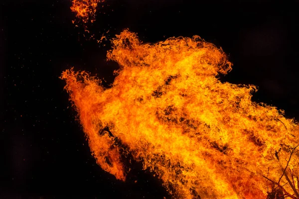Горящий Костер Ночью Расчесывает Пламя Текстуру Фон Сильные Ветви Жгущие — стоковое фото