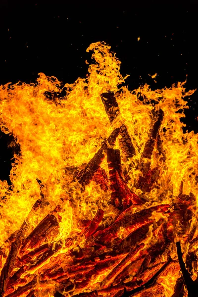 Api Unggun Yang Membakar Malam Hari Menyisir Api Sebagai Tekstur — Stok Foto