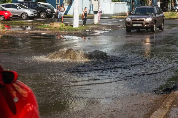 Odessa Ucrania Julio 2018 Conducción Automóviles Una Carretera Inundada Durante —  Fotos de Stock