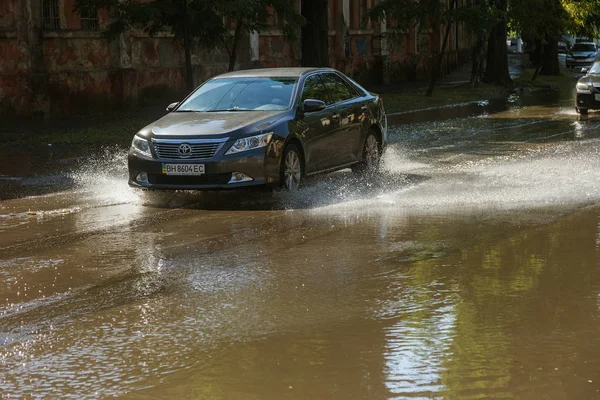 Odessa Ukraina Juli 2018 Köra Bilar Översvämmad Väg Översvämningarna Orsakade — Stockfoto