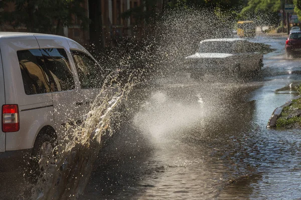 Conducción Automóviles Una Carretera Inundada Durante Las Inundaciones Causadas Por —  Fotos de Stock