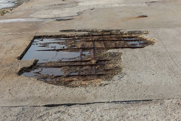 破損したアスファルト道路甌穴 旧石道路 危険な悪路 歩行者のパスに壊れた舗装スラブ — ストック写真