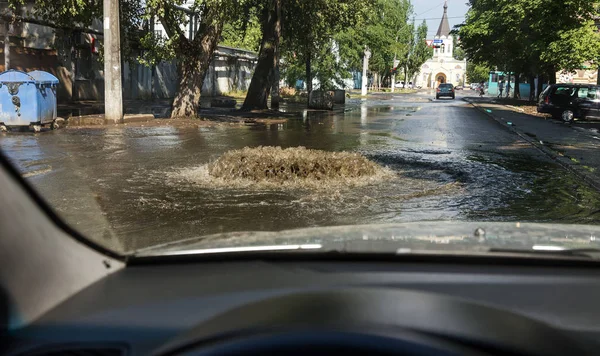 Οδησσός Ουκρανία Ιουλίου 2018 Οδήγηση Αυτοκινήτων Ένα Πλημμυρισμένο Δρόμο Κατά — Φωτογραφία Αρχείου
