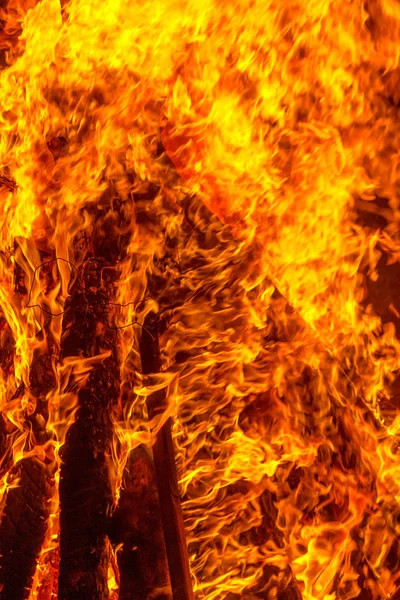 Fogueira Ardente Noite Chama Pentes Como Textura Fundo Ramos Fortes — Fotografia de Stock