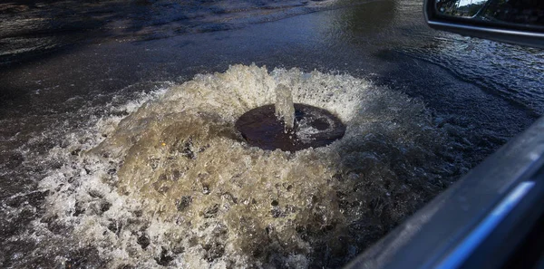 Water Flows Out Road Sewage Hatch Drainage Fountain Sewage Accident — Stock Photo, Image