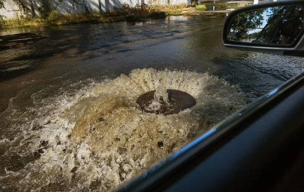 Het Water Stroomt Uit Het Riool Rioleringsfontein Van Rioolwater Ongeval — Stockfoto