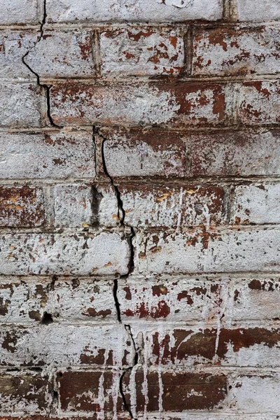 Bir eski yıkılan duvarın büyük büyük çatlaklar. Çatlamak yaratıcı tasarım için arka plan olarak eski bir duvarda arka plan. Bina deprem ve kasırga sonra kırık duvar yıkıldı