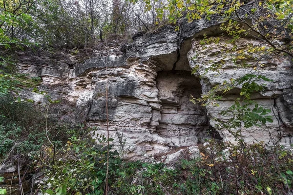 Eski terk edilmiş cevheri yeraltı ocağı girişine mayınları. Odessa, Ukrayna'nın yeraltı mezarlarına girişi. Tasarım için yaratıcı arka plan olarak